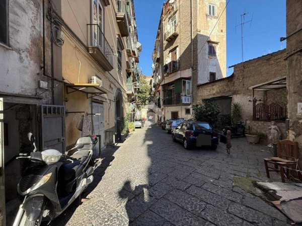 locale commerciale in vendita a Napoli in zona Stella