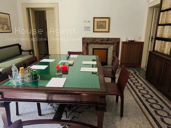 ufficio in vendita a Napoli in zona Chiaia