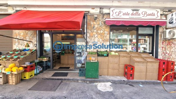negozio in vendita a Napoli in zona Arenella