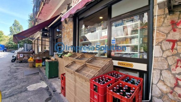 negozio in vendita a Napoli in zona Arenella