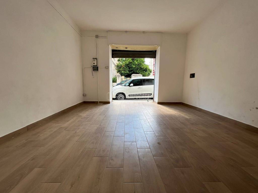 negozio in vendita a Napoli in zona Bagnoli