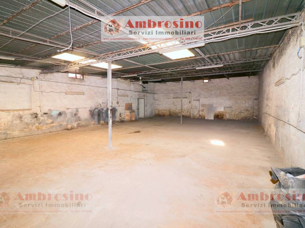 locale commerciale in vendita a Napoli in zona Secondigliano