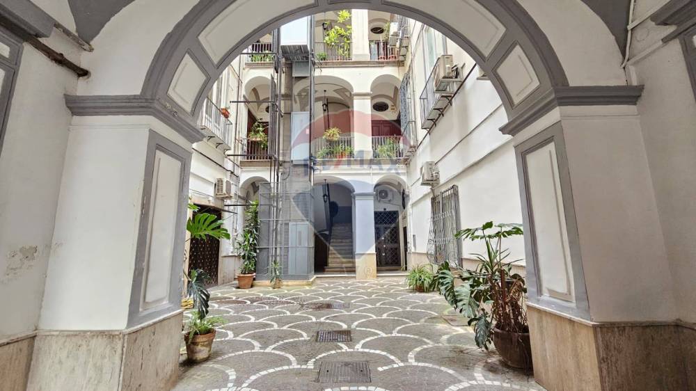 appartamento in vendita a Napoli in zona Chiaia