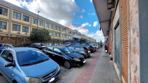 locale commerciale in vendita a Napoli in zona San Giovanni a Teduccio