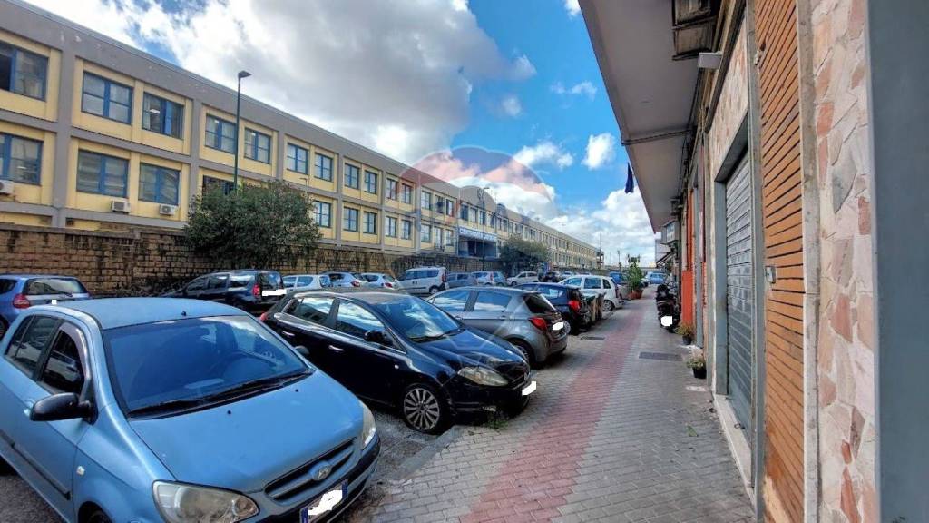 negozio in vendita a Napoli in zona San Giovanni a Teduccio