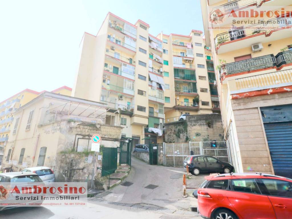 locale commerciale in vendita a Napoli in zona Stella
