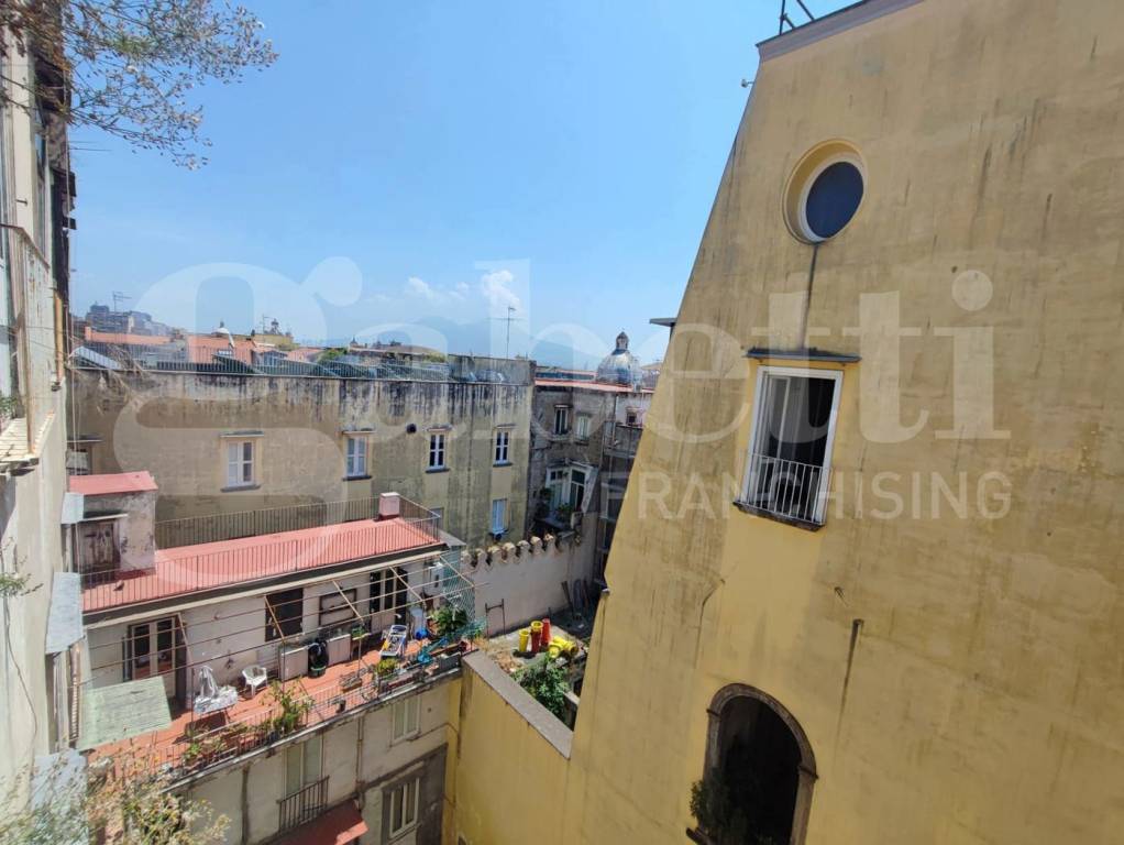 appartamento in vendita a Napoli in zona Stella