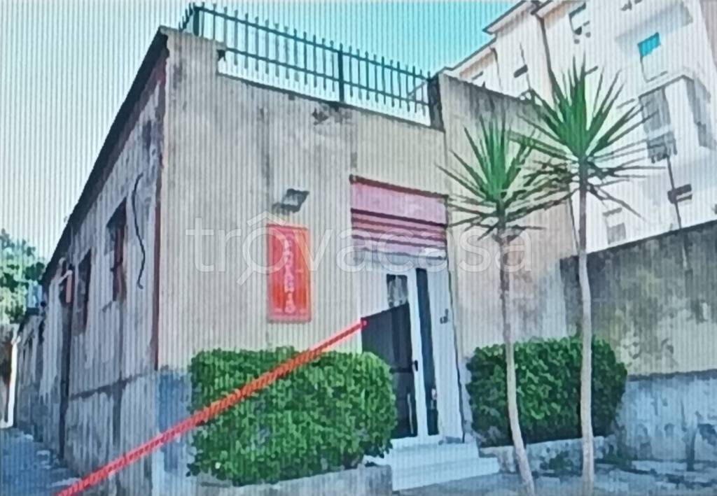 negozio in vendita a Napoli in zona San Carlo all'Arena