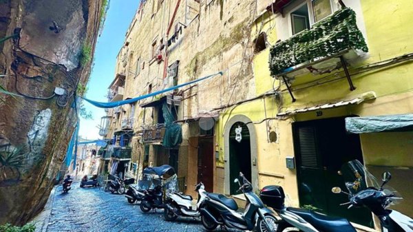 appartamento in vendita a Napoli in zona Stella