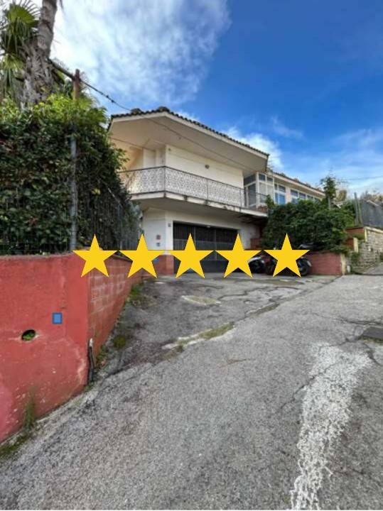 casa indipendente in vendita a Napoli in zona Fuorigrotta