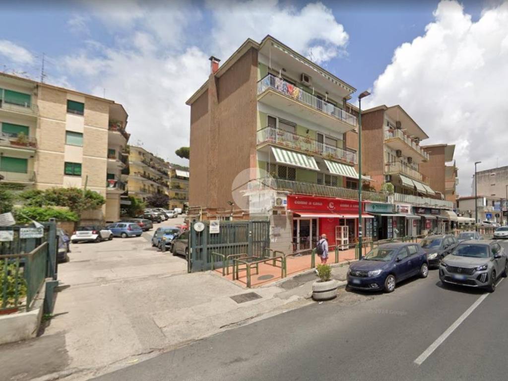 locale commerciale in vendita a Napoli in zona Bagnoli