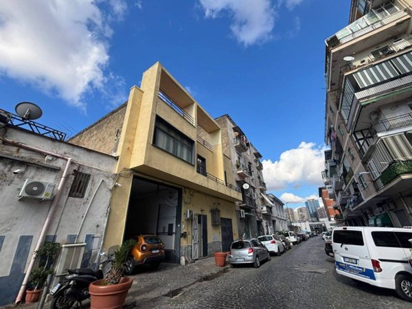 intera palazzina in vendita a Napoli in zona Zona Industriale-Ferrovia