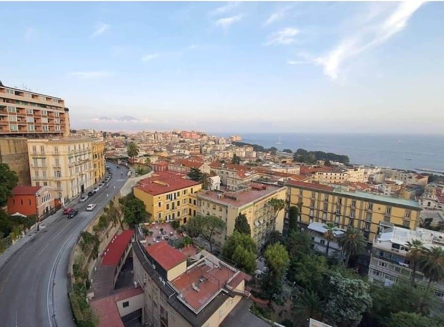 negozio in vendita a Napoli in zona Chiaia