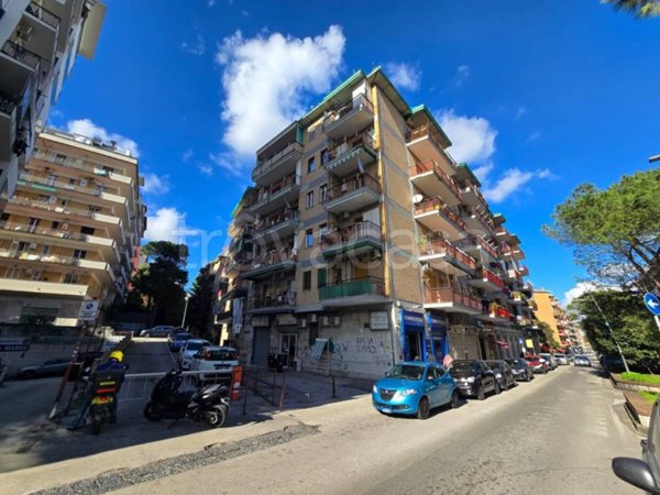 negozio in vendita a Napoli in zona Capodimonte / Colli Aminei