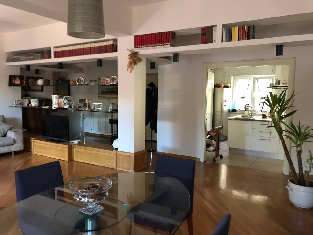 appartamento in vendita a Napoli in zona Chiaia