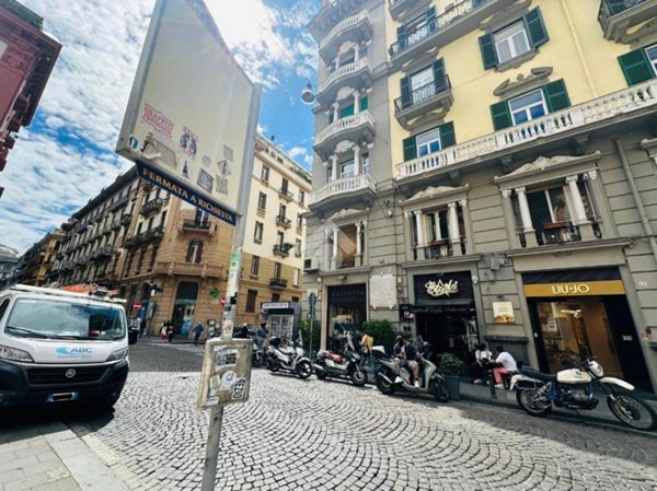 negozio in vendita a Napoli in zona Chiaia