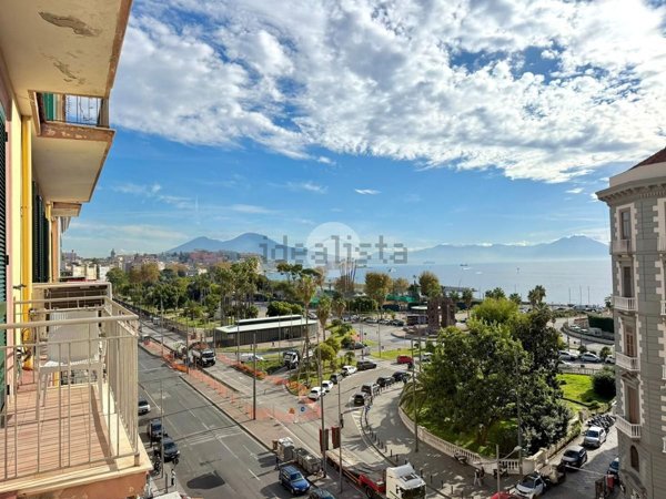 appartamento in vendita a Napoli in zona Chiaia