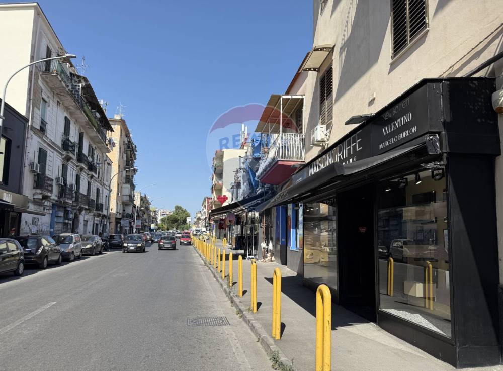 locale commerciale in vendita a Napoli