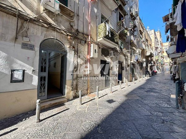 locale commerciale in vendita a Napoli in zona Chiaia