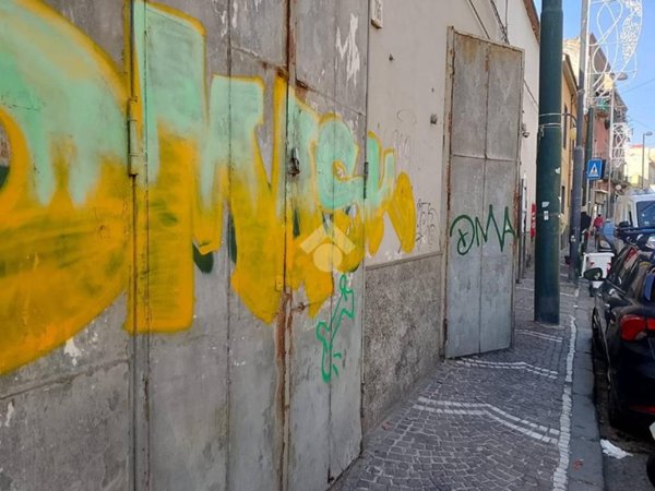 locale commerciale in vendita a Napoli in zona San Giovanni a Teduccio