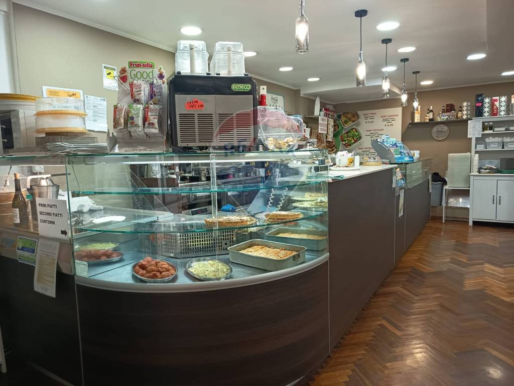 negozio in vendita a Napoli in zona Zona Industriale-Ferrovia