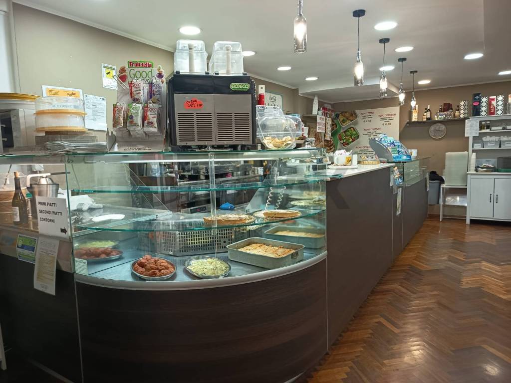 negozio in vendita a Napoli in zona Poggioreale