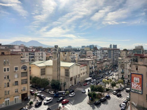 appartamento in vendita a Napoli in zona San Carlo all'Arena