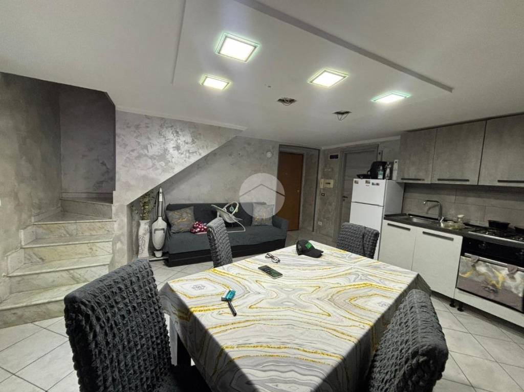 appartamento in vendita a Napoli in zona San Carlo all'Arena