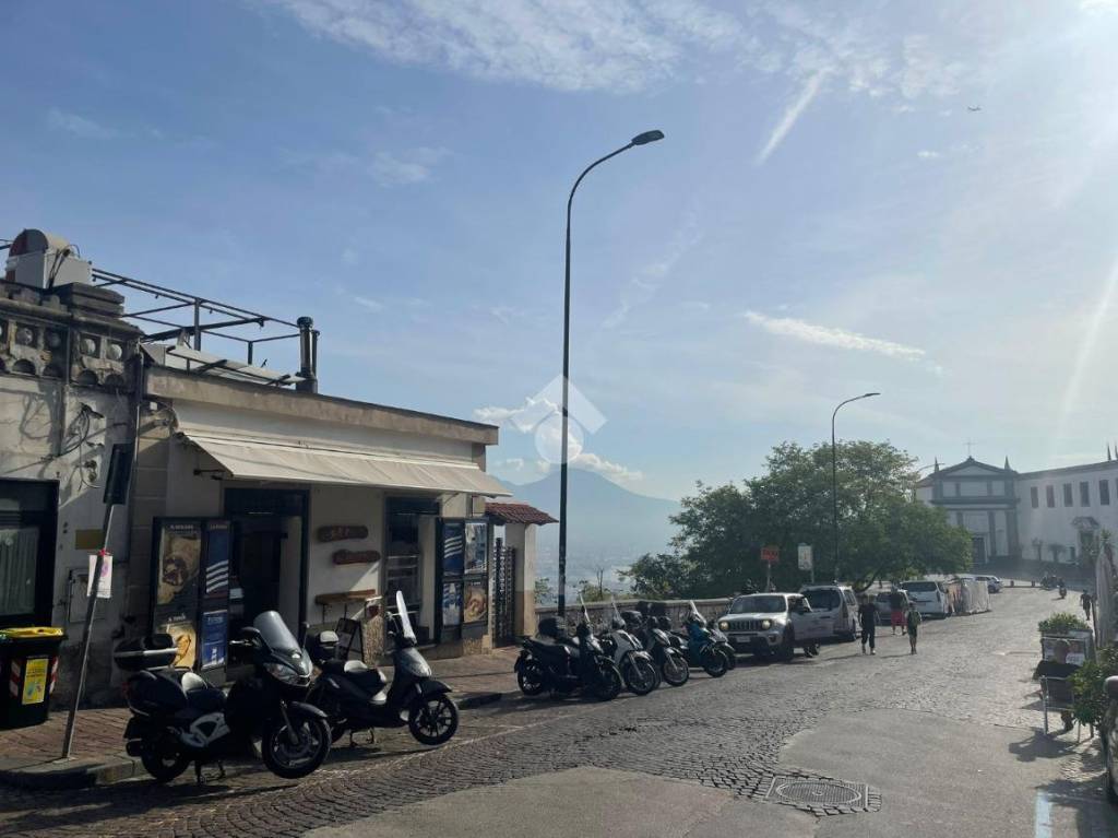 negozio in vendita a Napoli in zona Vomero