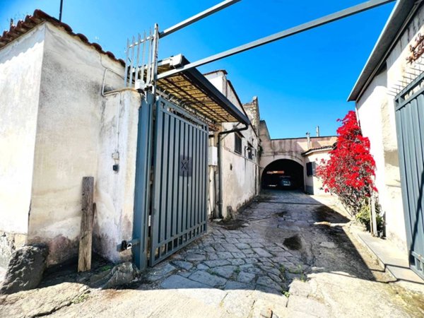 appartamento in vendita a Napoli in zona Barra