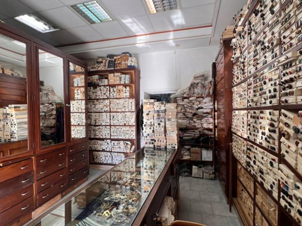 negozio in vendita a Napoli in zona Pendino / San Giuseppe