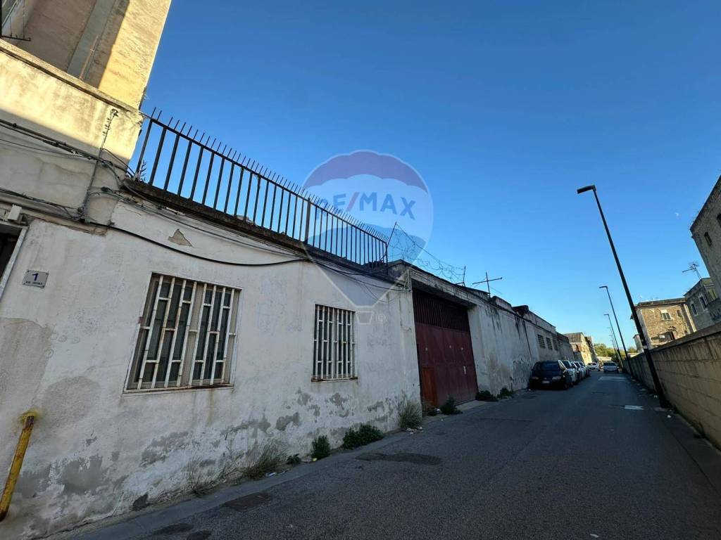 negozio in vendita a Napoli in zona Zona Industriale-Ferrovia