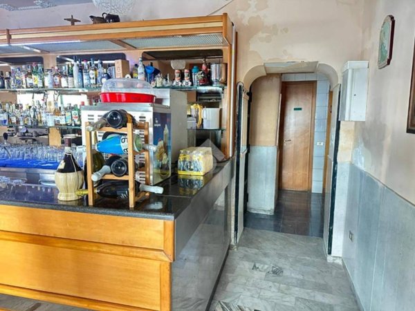 negozio in vendita a Napoli in zona Secondigliano