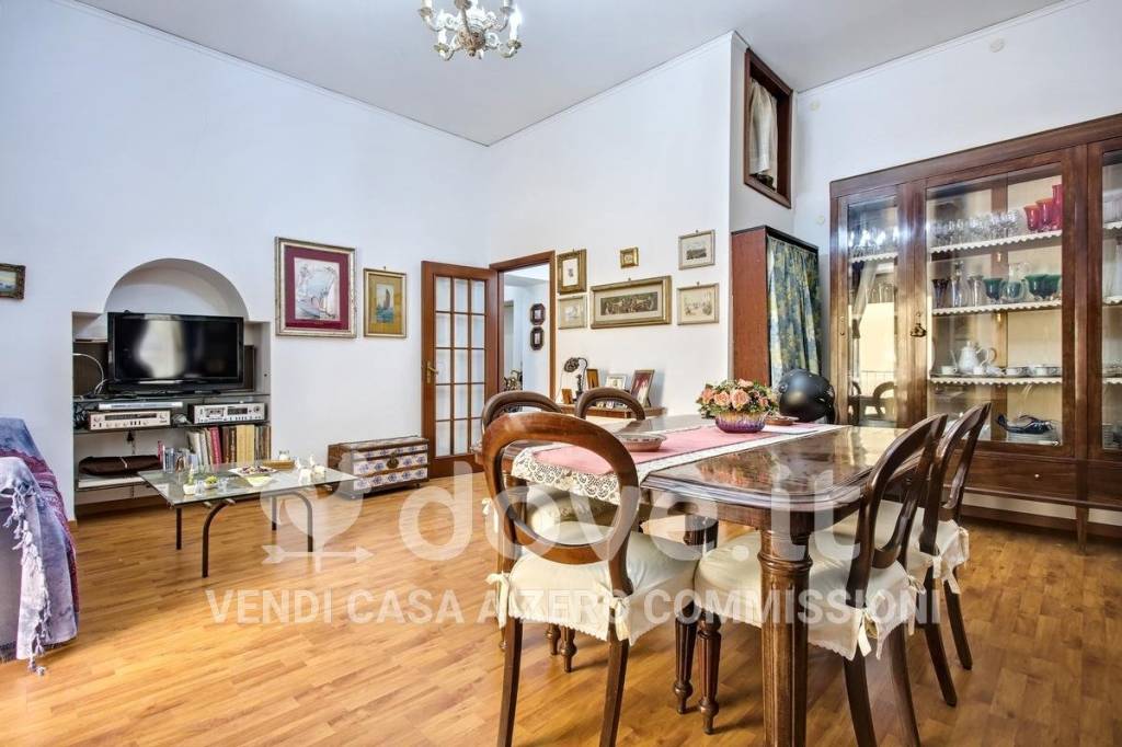 appartamento in vendita a Napoli in zona Chiaia