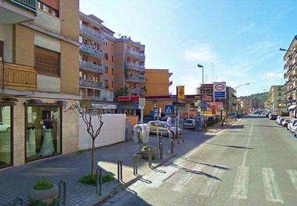 locale commerciale in vendita a Napoli in zona Soccavo