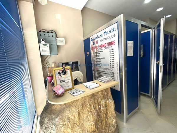 negozio in vendita a Napoli in zona Vomero