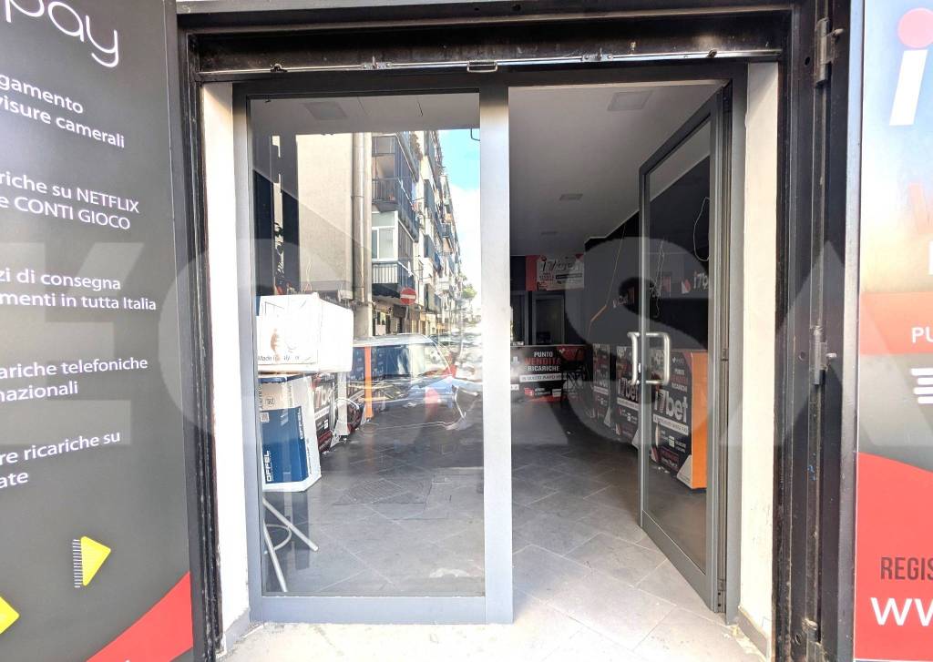 negozio in vendita a Napoli in zona Secondigliano