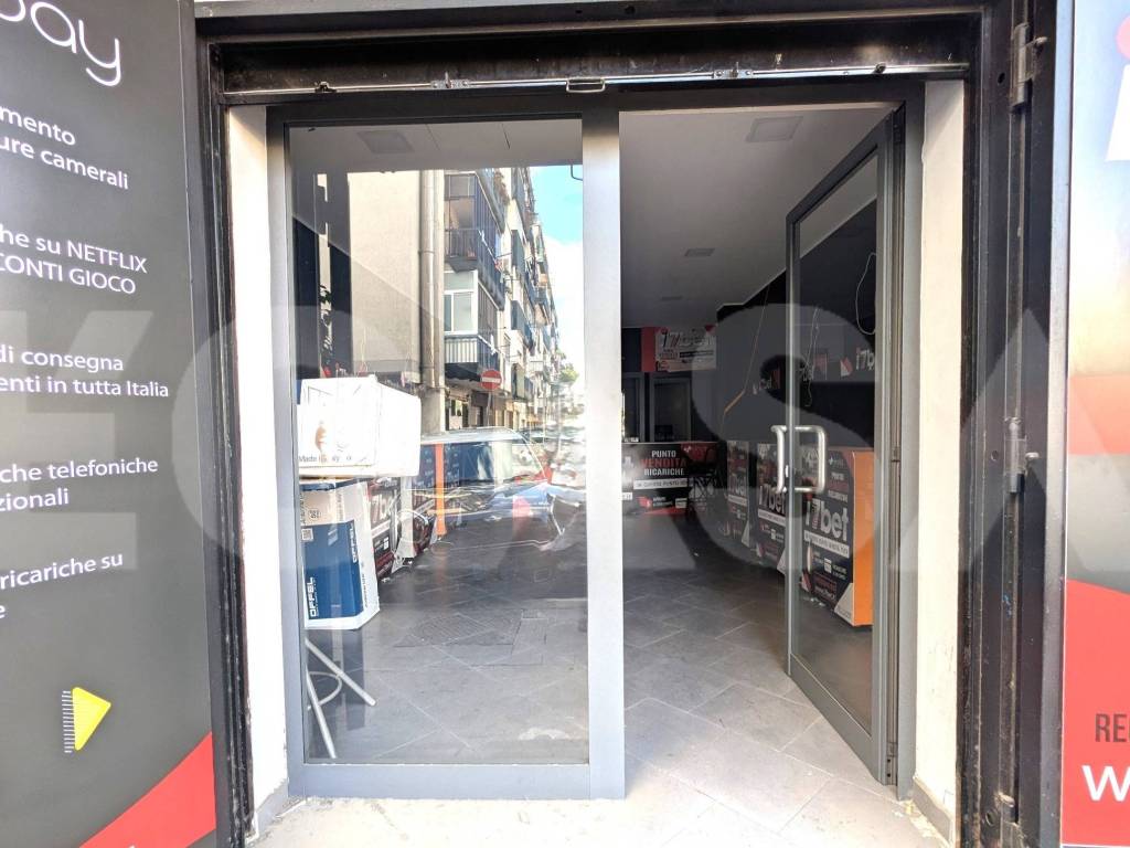 negozio in vendita a Napoli in zona Secondigliano