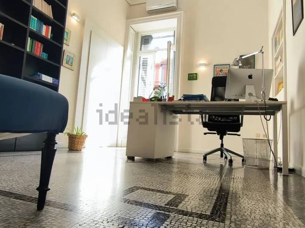 appartamento in vendita a Napoli in zona Chiaia