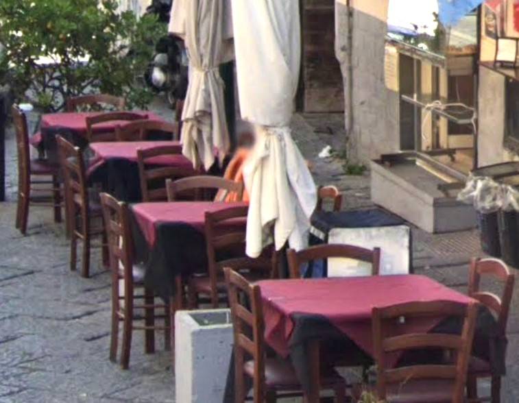 negozio in vendita a Napoli in zona San Carlo all'Arena