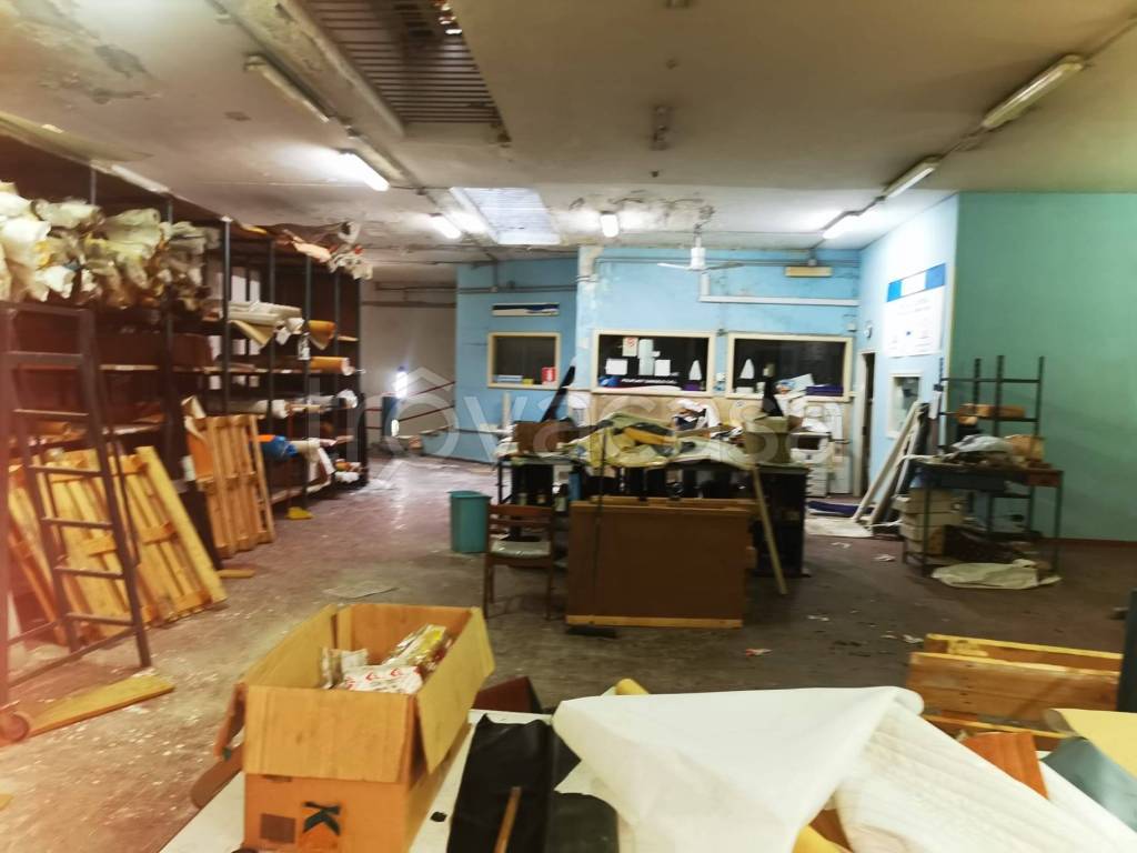 locale commerciale in vendita a Napoli