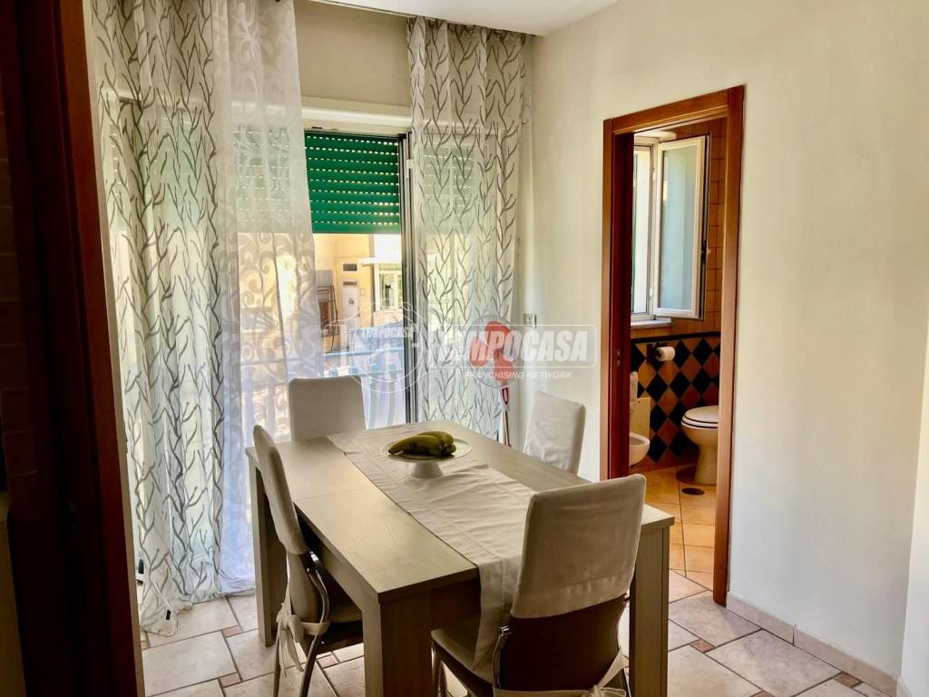 appartamento in vendita a Napoli in zona San Carlo all'Arena