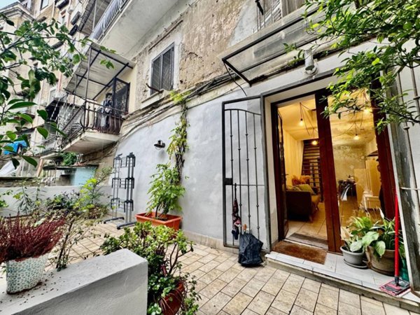 appartamento in vendita a Napoli in zona San Carlo all'Arena