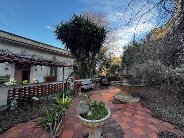 casa indipendente in vendita a Napoli in zona Vomero