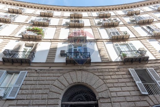 appartamento in vendita a Napoli in zona Chiaia