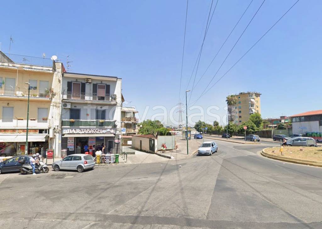 locale commerciale in vendita a Napoli in zona Barra
