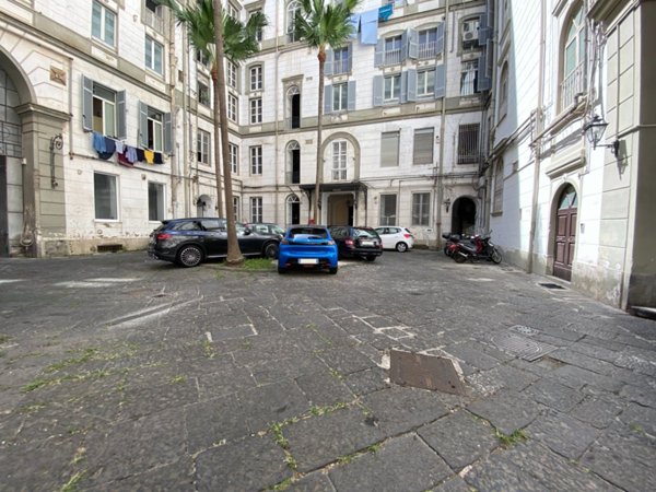 appartamento in vendita a Napoli in zona Chiaia
