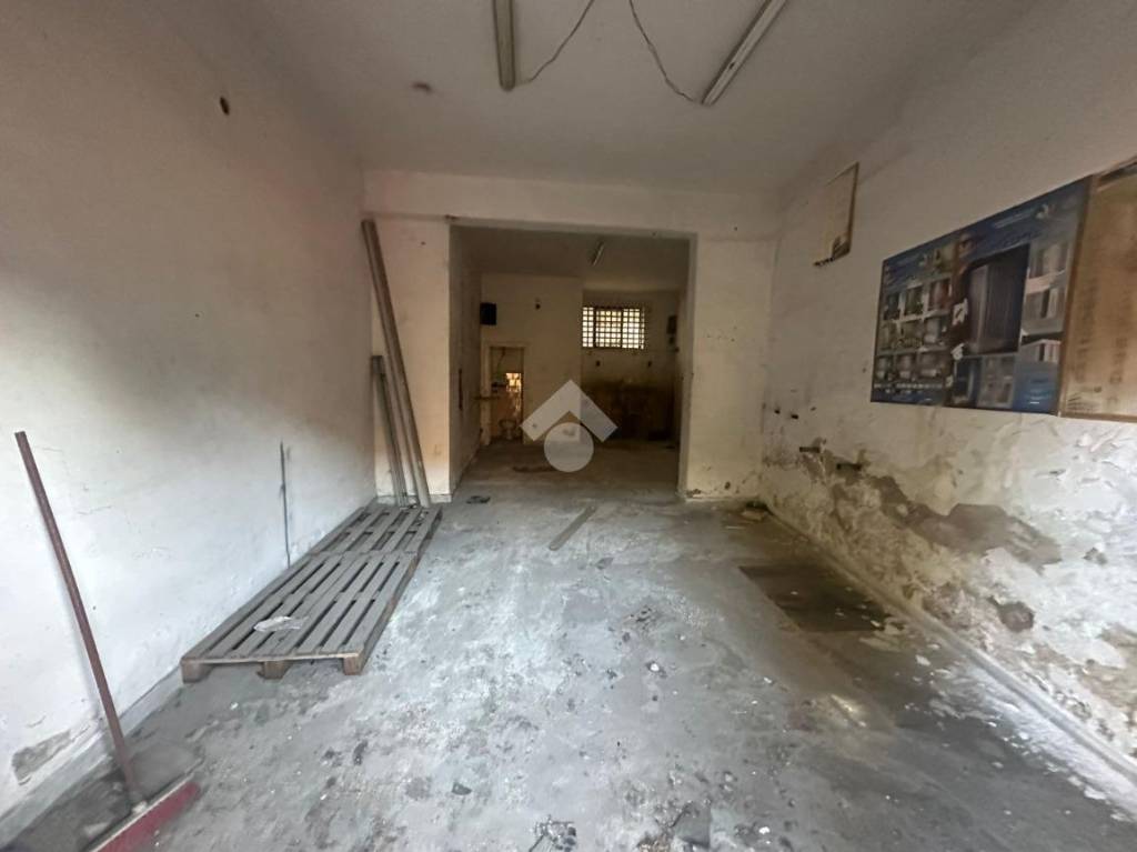 negozio in vendita a Napoli in zona Secondigliano