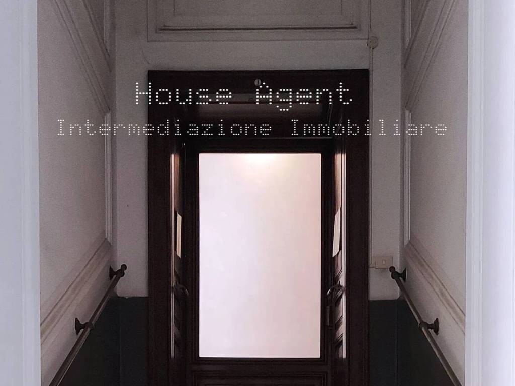 ufficio in vendita a Napoli in zona Chiaia