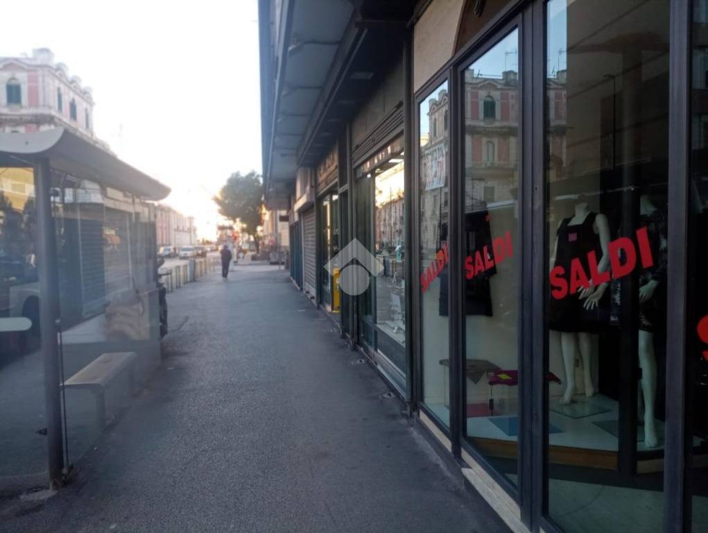 negozio in vendita a Napoli in zona Fuorigrotta